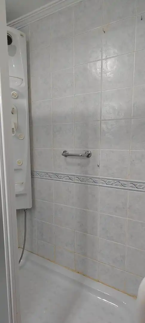 Bany de Pis per a compartir en Granada amb Aire condicionat, Jardí privat i Moblat