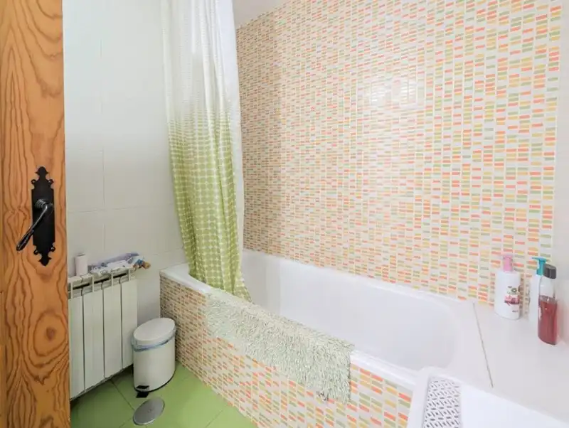 Badezimmer von Einfamilien-Reihenhaus zum Verkauf in Pulianas mit Klimaanlage, Parkett und Terrasse