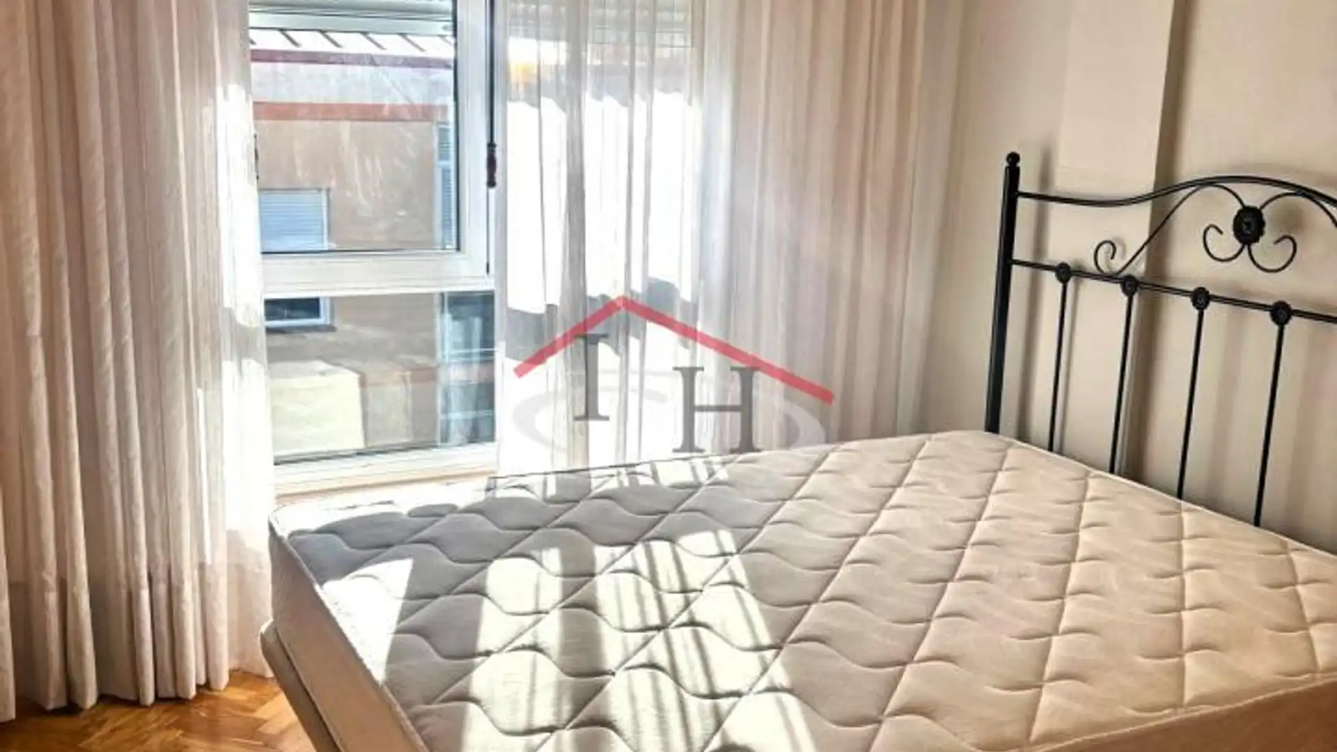 Habitación de Apartamento de alquiler en León Capital  con Calefacción, Parquet y Terraza