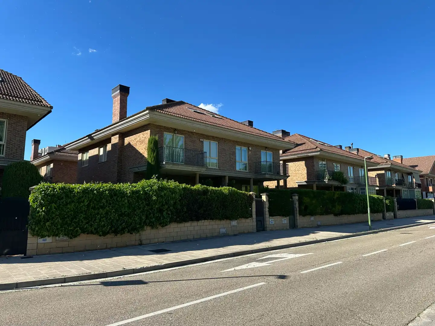 Vista exterior de Casa adosada en venda en Burgos amb Calefacció, Jardí privat i Terrassa
