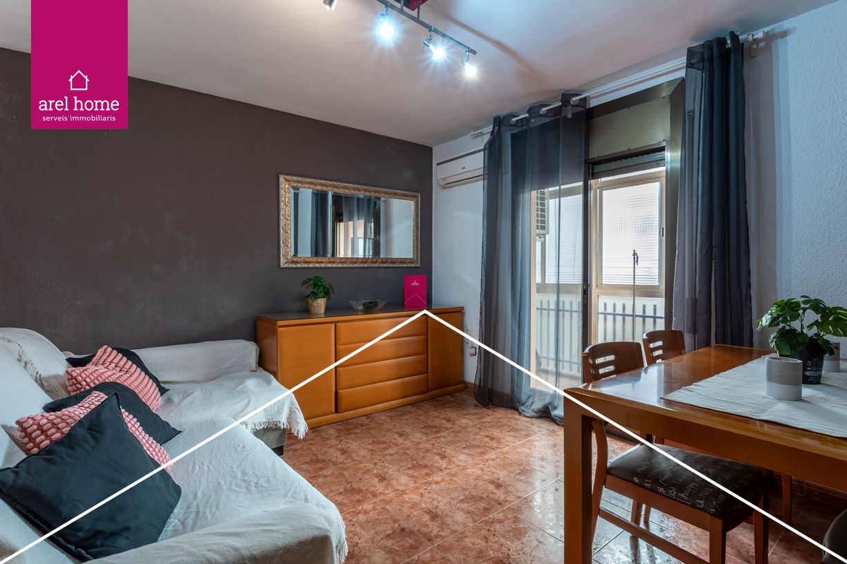 Dormitori de Pis en venda en L'Hospitalet de Llobregat amb Aire condicionat i Balcó