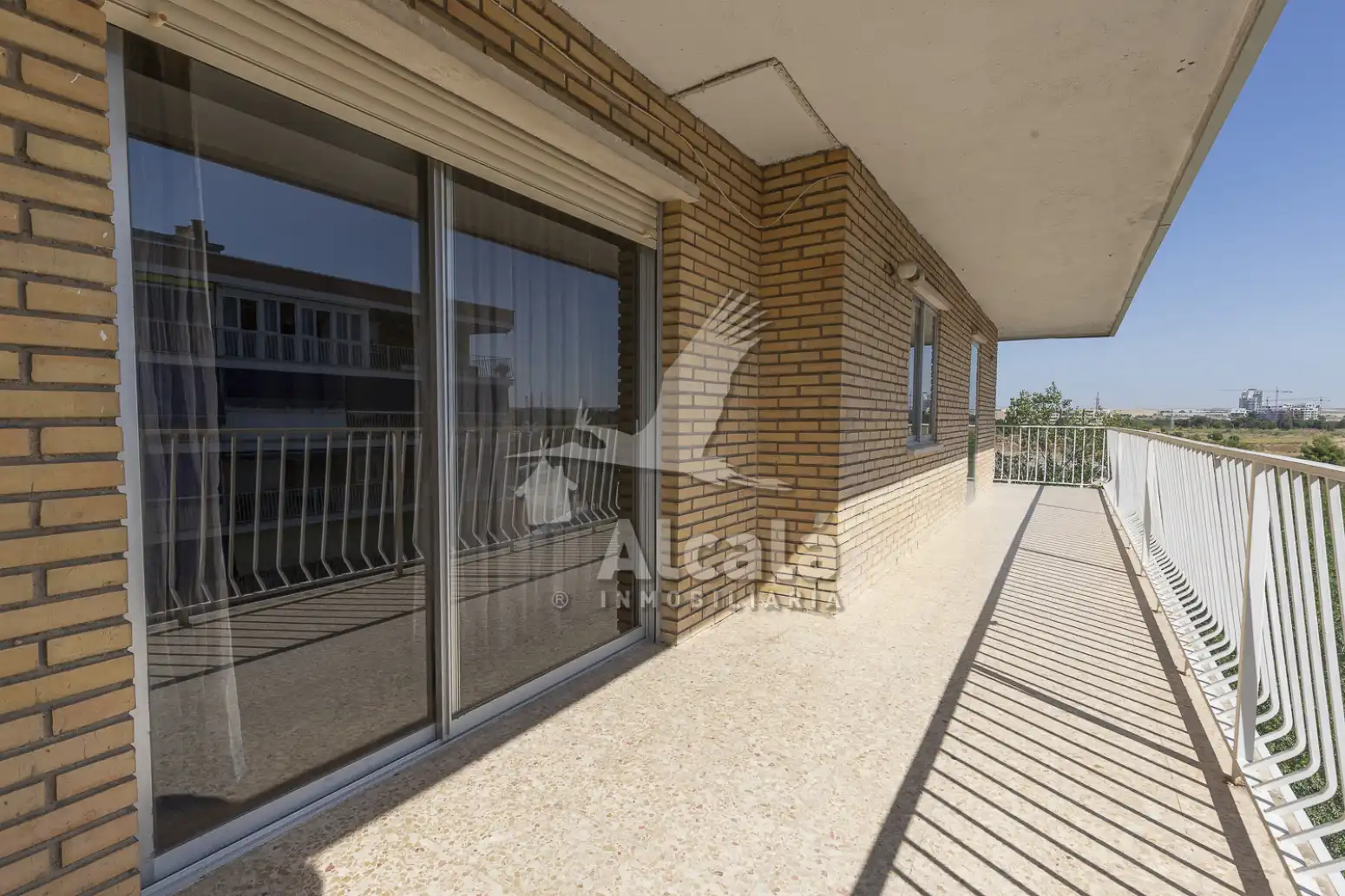 Vista exterior de Piso en venta en Alcalá de Henares con Calefacción, Parquet y Terraza