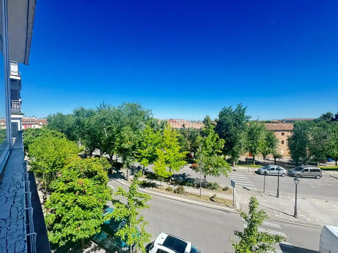 Vista exterior de Pis en venda en Aranjuez amb Calefacció i Terrassa
