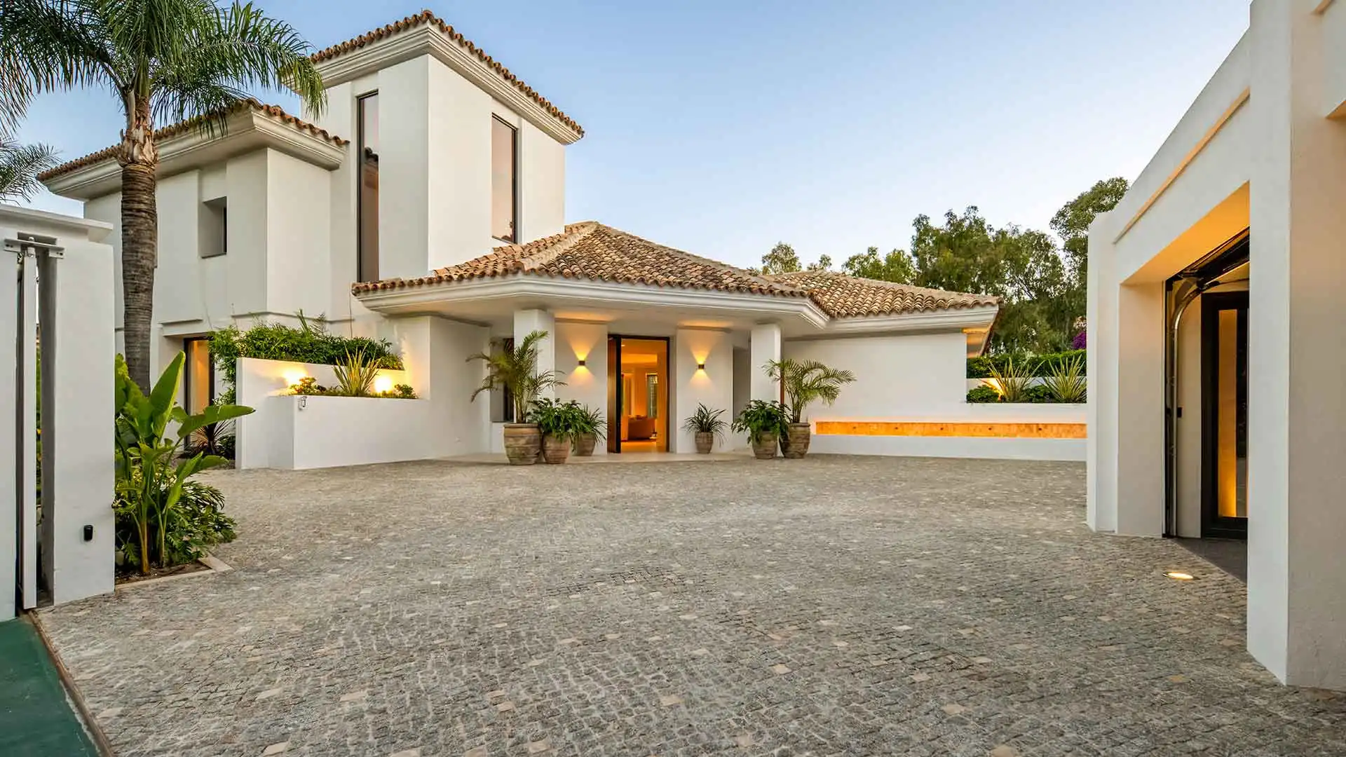 Vista exterior de Casa o xalet en venda en Benahavís amb Aire condicionat, Jardí privat i Terrassa
