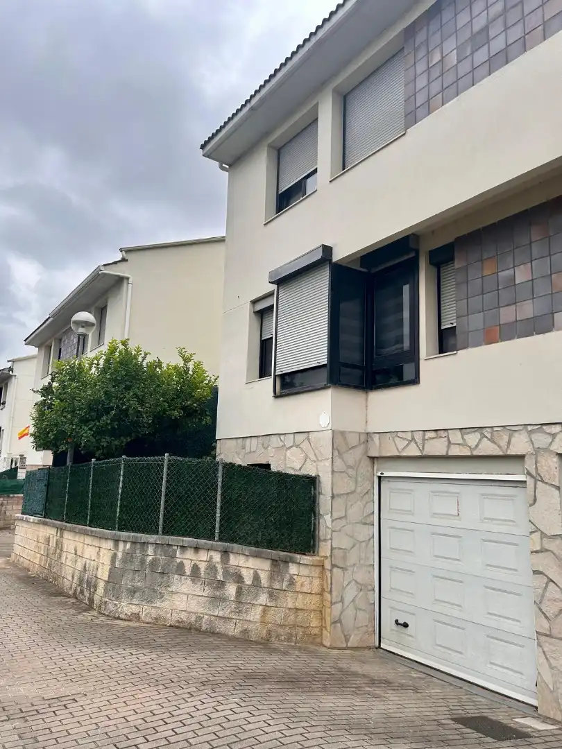 Vista exterior de Casa o xalet en venda en Santander amb Calefacció, Jardí privat i Parquet