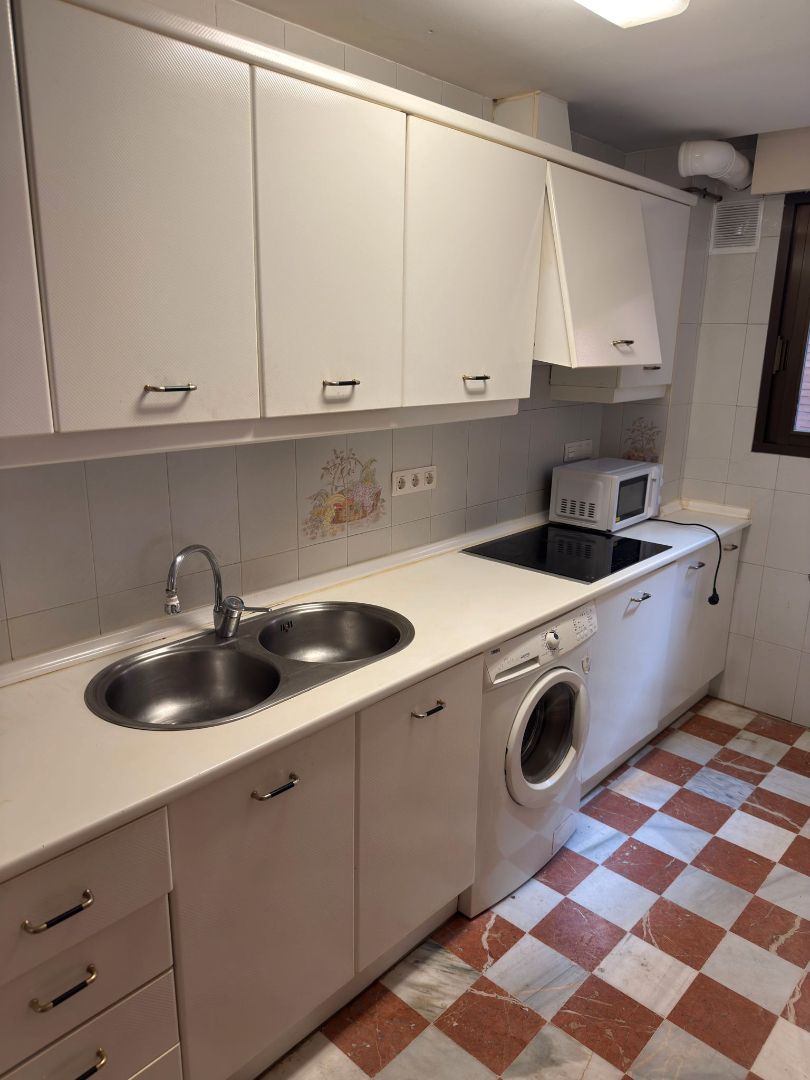 Cuina de Apartament de lloguer en  Granada Capital amb Aire condicionat, Calefacció i Moblat
