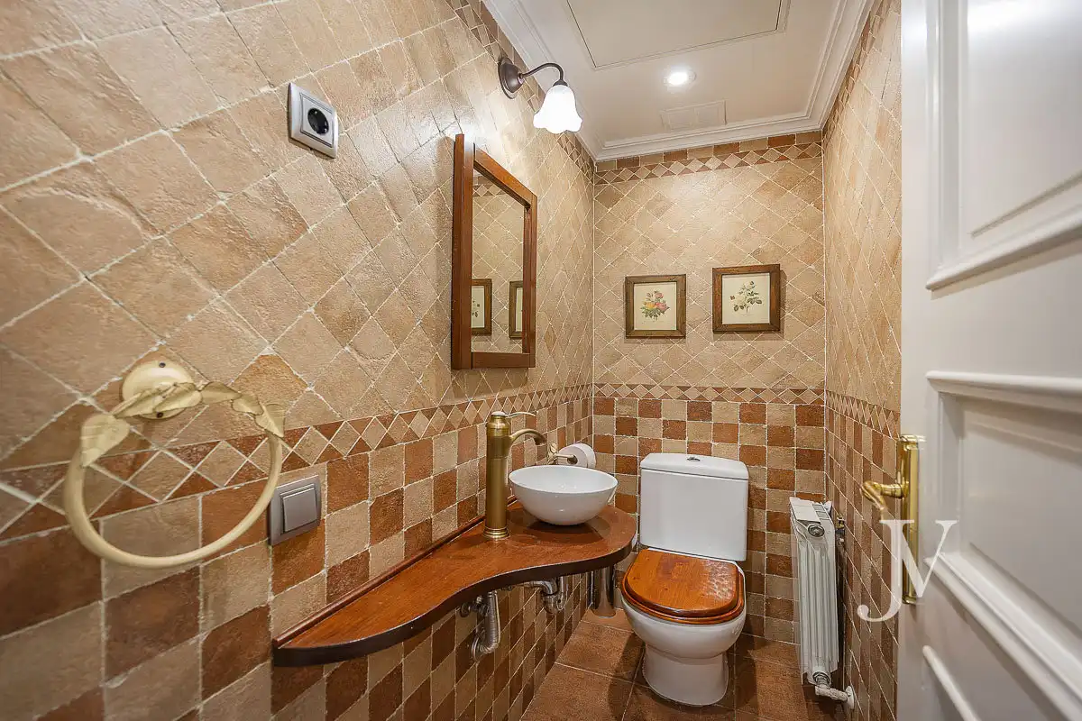 Baño de Casa adosada en venta en Madrid con Aire acondicionado, Calefacción y Jardín privado
