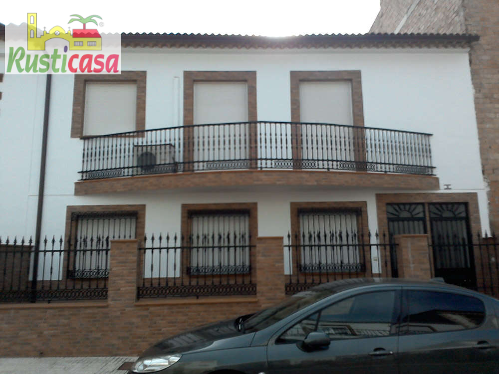 Vista exterior de Casa o xalet en venda en Baños de la Encina amb Terrassa, Moblat i Balcó