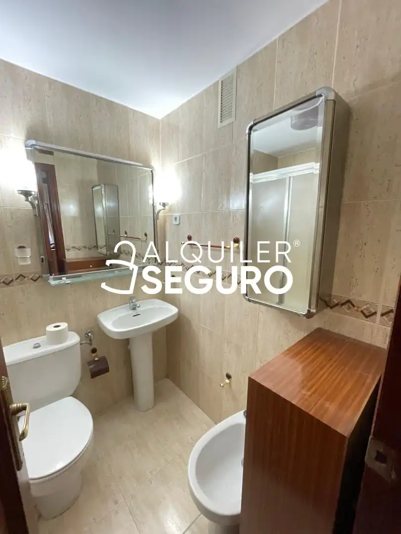 Bathroom of Flat for rent in Madrid  with Air Conditioner, Heating and Swimming Pool