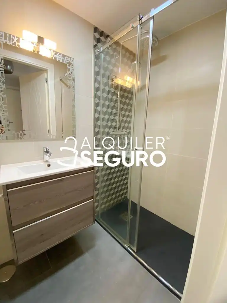 Bathroom of Flat for rent in Madrid  with Air Conditioner, Heating and Terrace