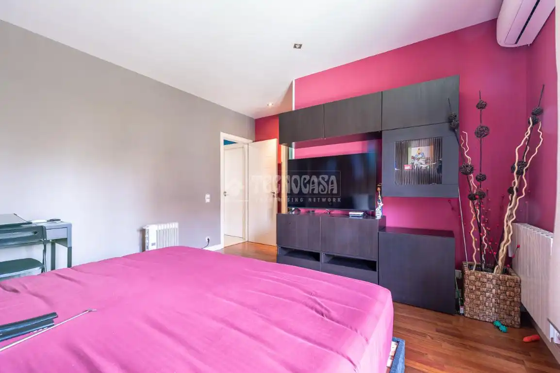 Habitación de Casa adosada en venta en Paracuellos de Jarama con Aire acondicionado, Calefacción y Jardín privado