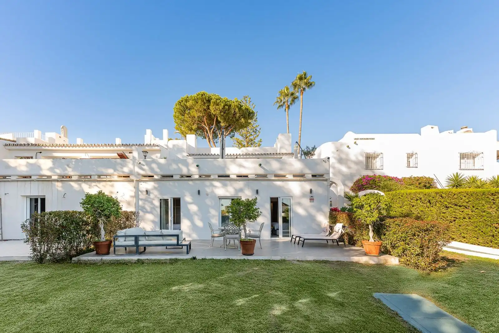 Adosado con terraza en venta en Urbanizacion Nva Andalucia Aloha 136