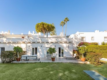 Adosado con balcón en venta en Urbanizacion Nva Andalucia Aloha 136