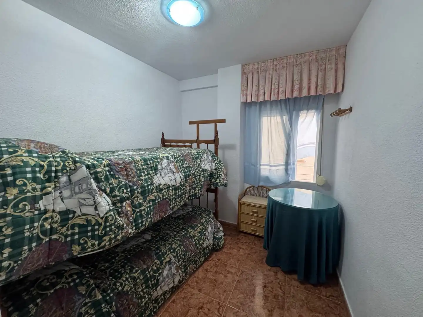 Dormitori de Apartament de lloguer en El Campello amb Jardí privat, Terrassa i Moblat