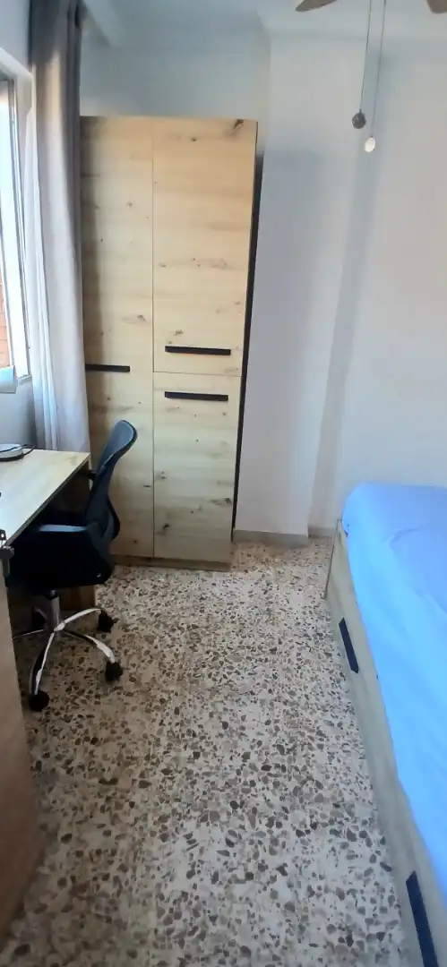 Dormitori de Pis per a compartir en Almería amb Aire condicionat, Terrassa i Moblat