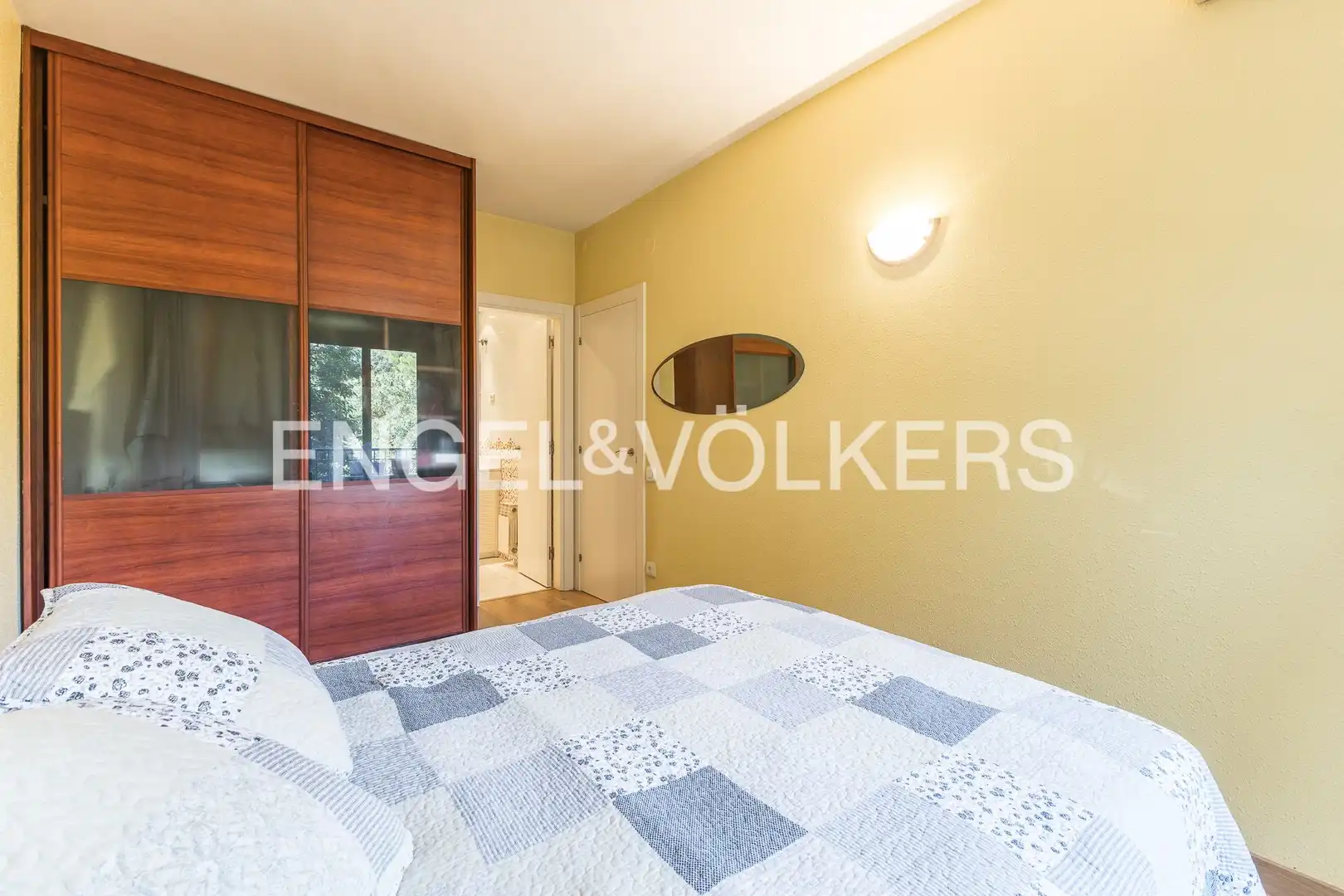 Bedroom of Flat for rent in Esplugues de Llobregat  with Air Conditioner, Heating and Parquet flooring