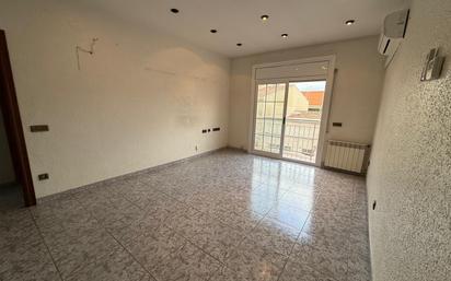 Living room of Flat for sale in Sabadell  with Air Conditioner, Heating and Balcony