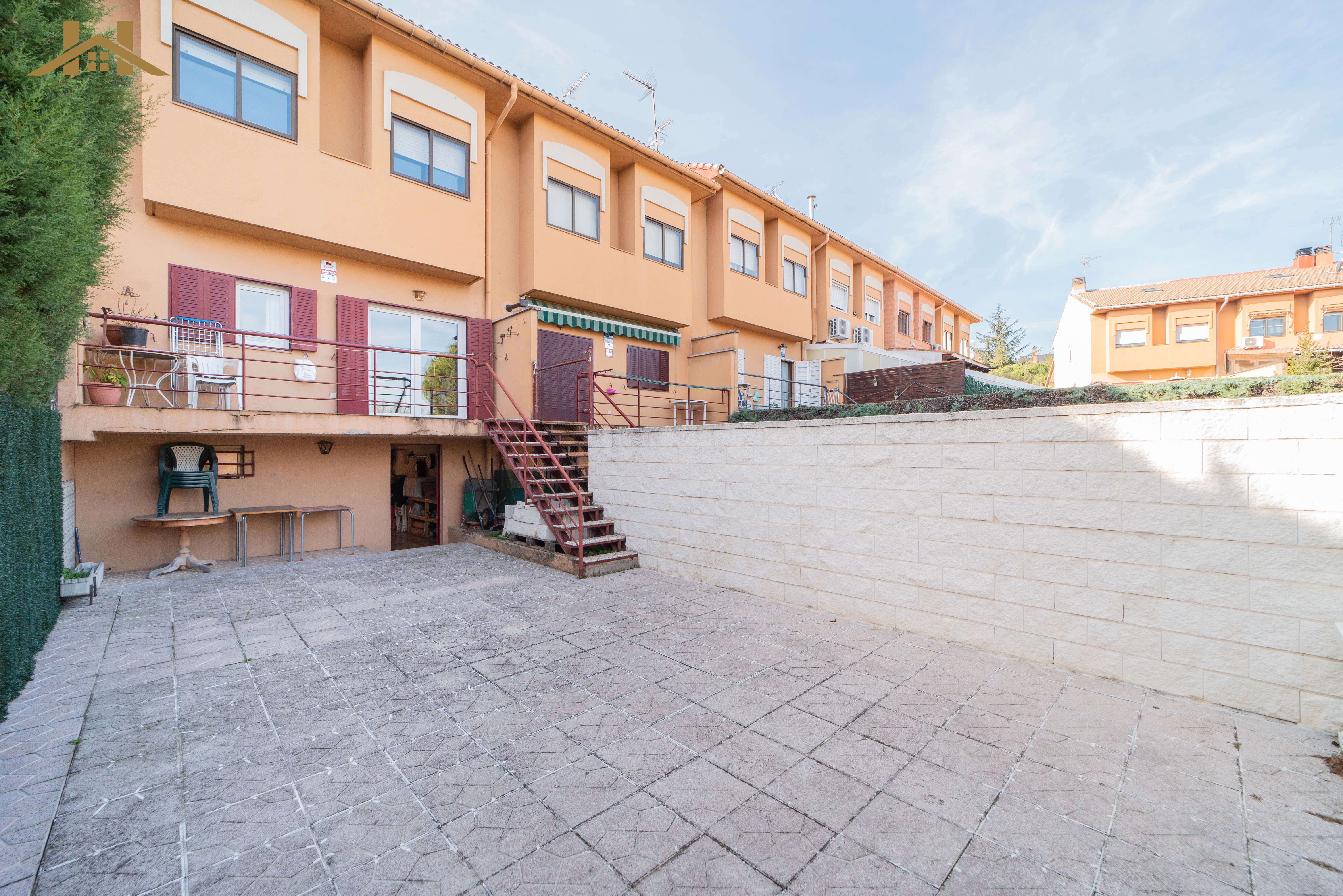 Vista exterior de Casa adosada en venda en Guadarrama amb Jardí privat i Piscina comunitària