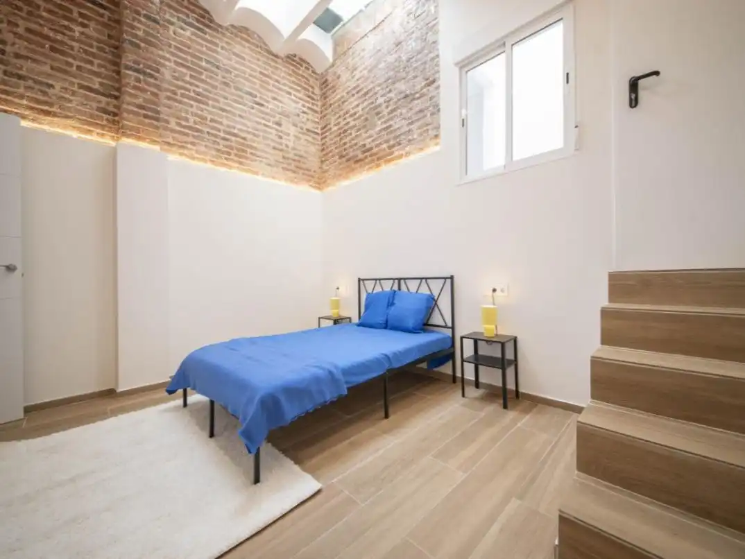 Bedroom of Flat for sale in Barcelona  with Air Conditioner, Private garden and Parquet flooring