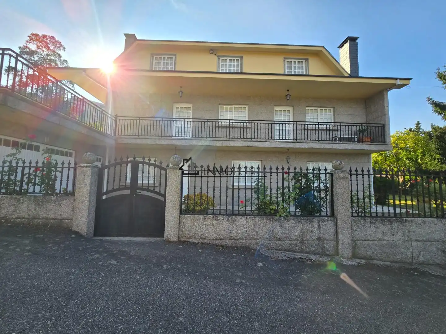 Vista exterior de Casa o xalet en venda en Pontevedra Capital  amb Calefacció, Jardí privat i Terrassa