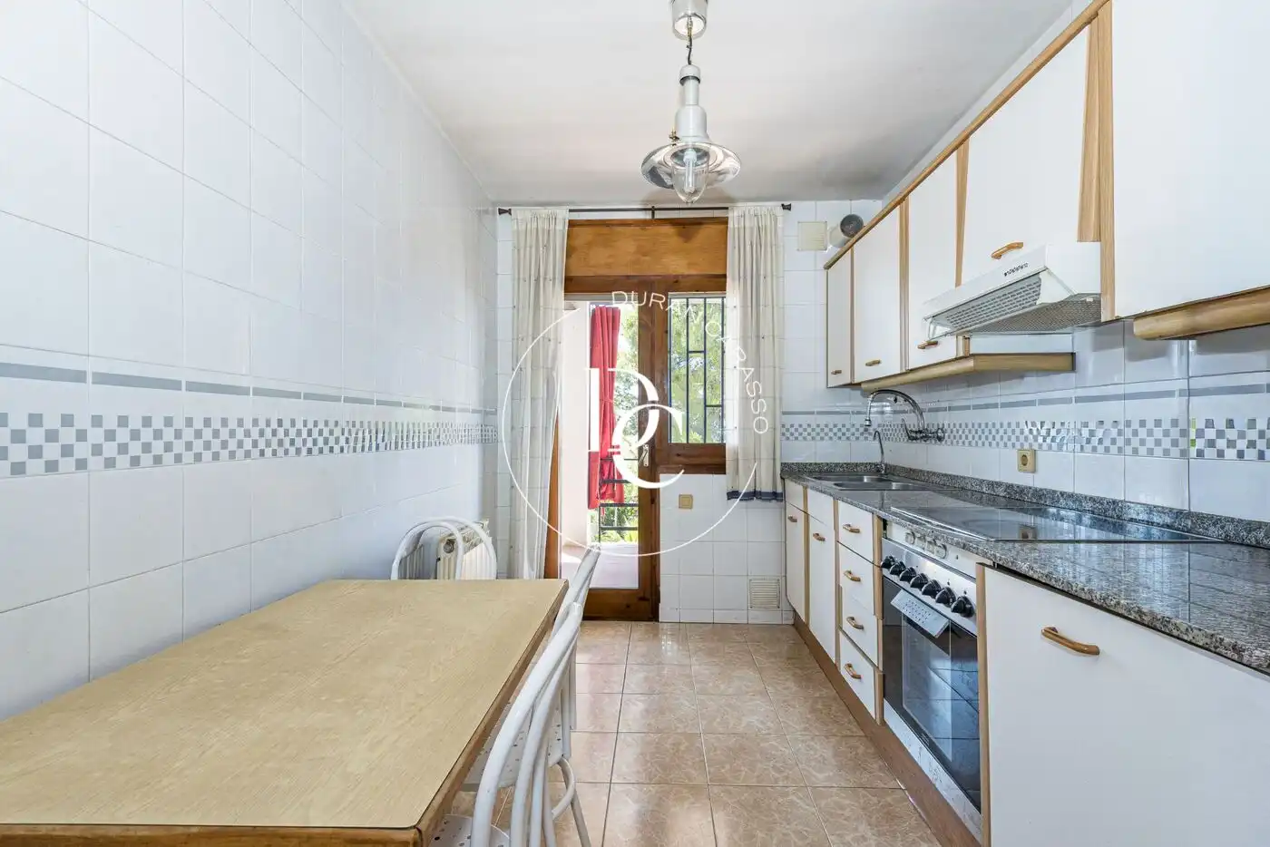 Cuina de Casa o xalet en venda en Sant Pere de Ribes amb Jardí privat, Terrassa i Traster