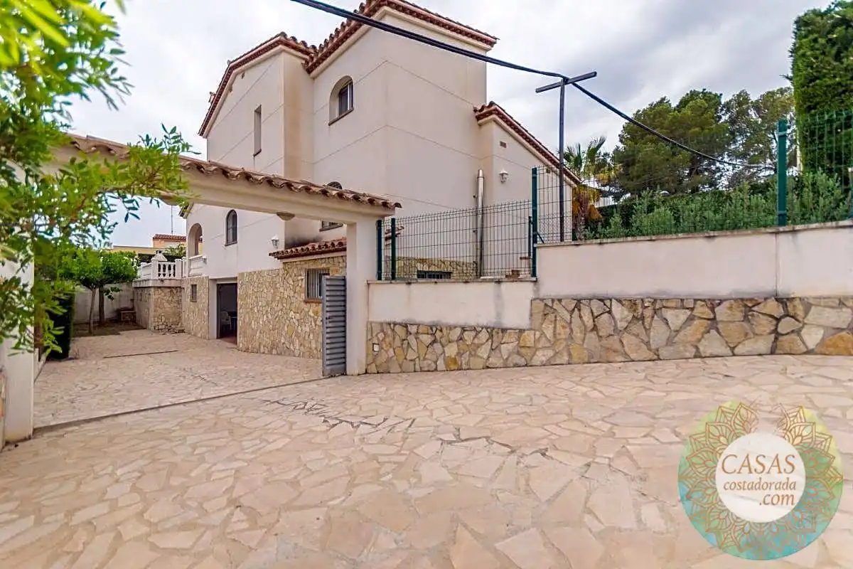Vista exterior de Casa o xalet en venda en L'Ampolla amb Jardí privat, Terrassa i Piscina