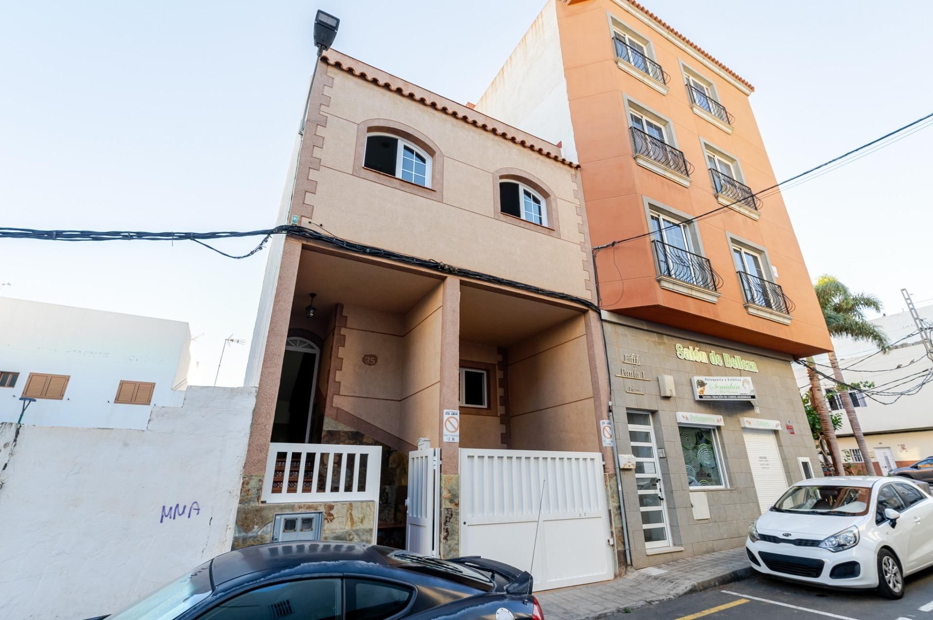 Exterior view of Single-family semi-detached for sale in Santa Lucía de Tirajana  with Air Conditioner and Terrace