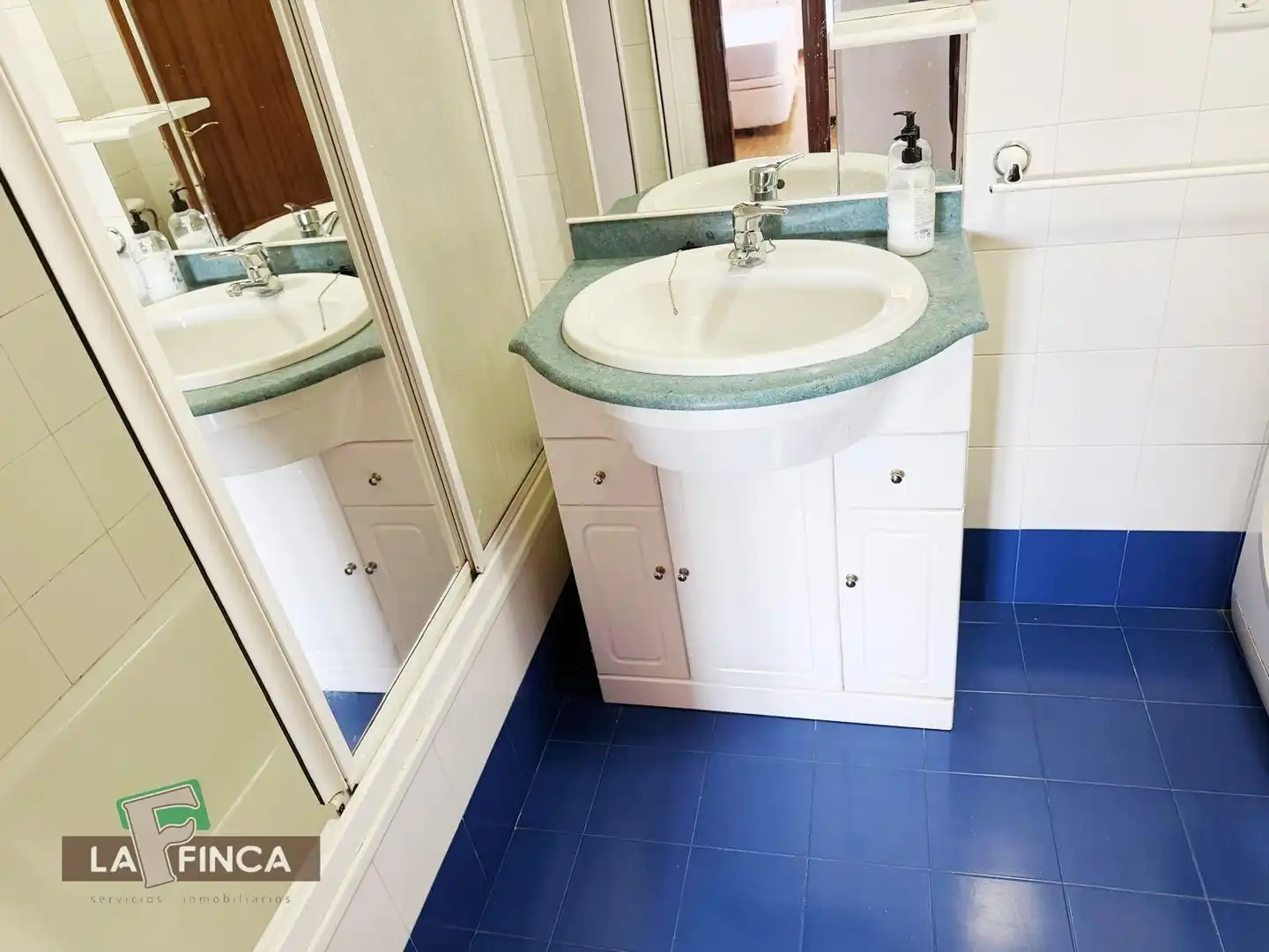 Bathroom of Flat for rent in Oviedo   with Heating, Parquet flooring and Terrace