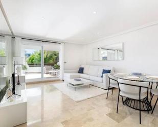 Sala d'estar de Apartament en venda en Estepona amb Aire condicionat, Terrassa i Piscina