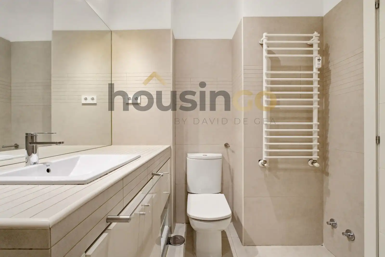 Bathroom of Flat for sale in Madrid  with Air Conditioner, Heating and Storage room