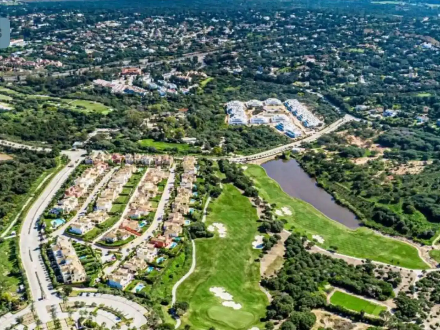 Außenansicht von Erdgeschoss zur Miete in Sotogrande mit Klimaanlage, Privatgarten und Schwimmbad