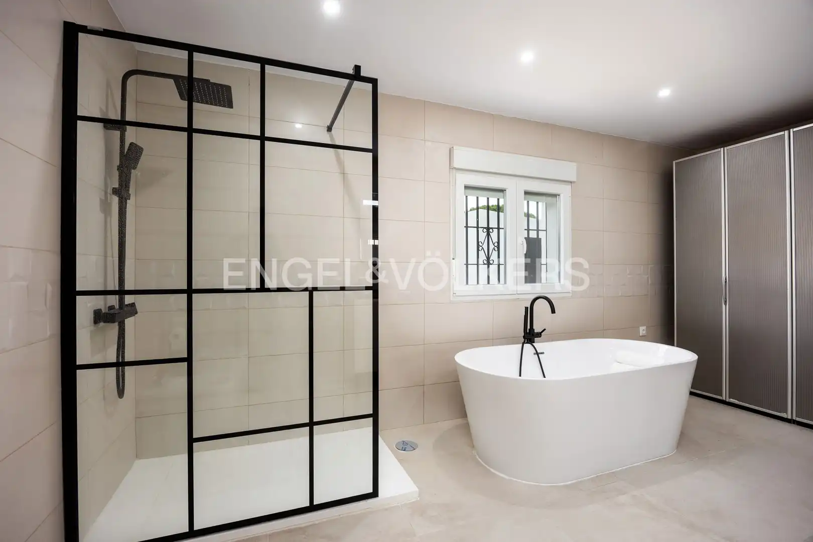 Bathroom of Houses for sale in Chiclana de la Frontera  with Air Conditioner, Heating and Private garden