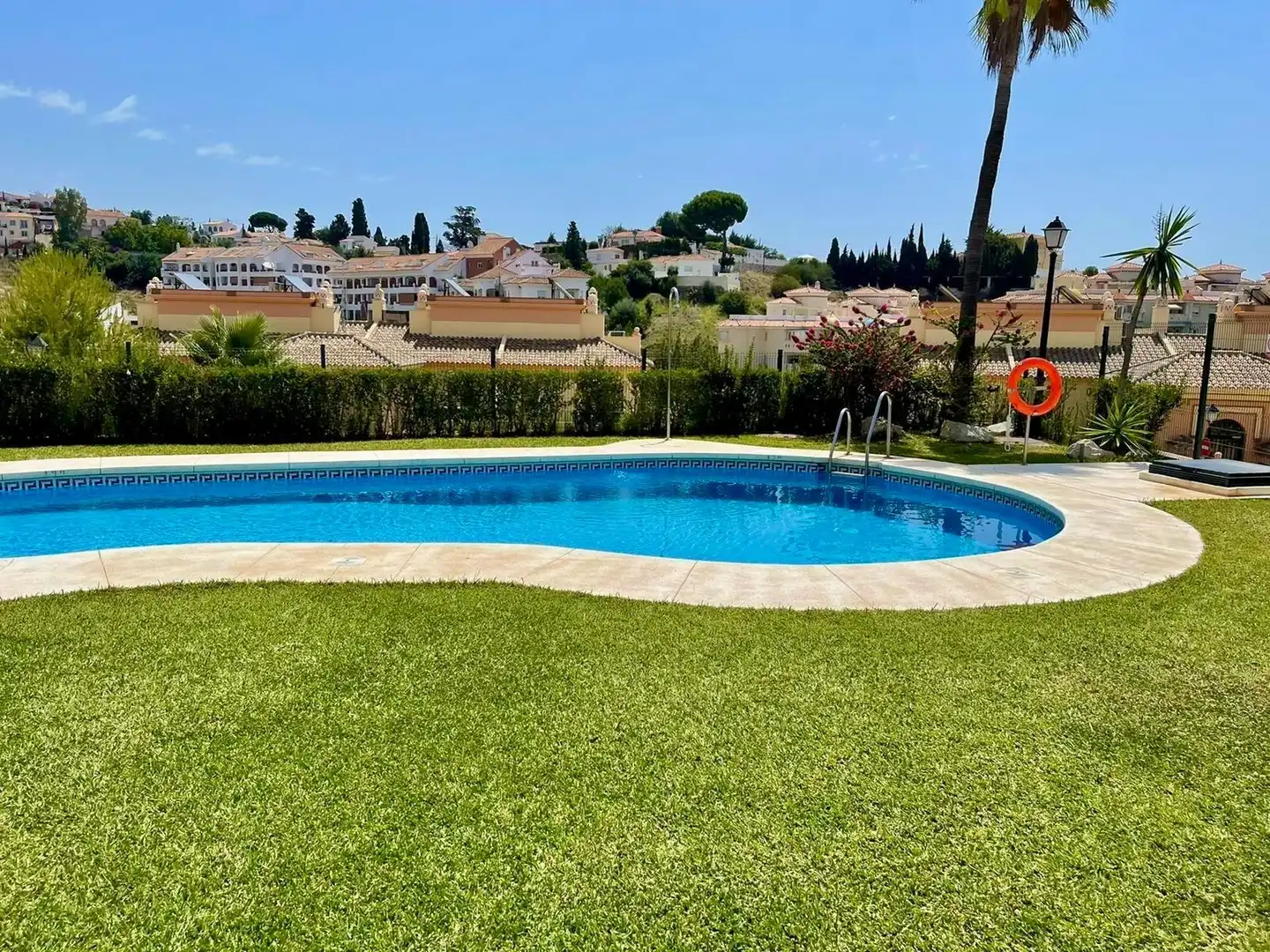 Piscina de Ático de alquiler en Fuengirola con Aire acondicionado, Calefacción y Jardín privado