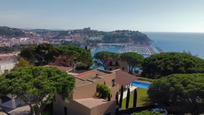 Vista exterior de Casa o xalet en venda en Sant Feliu de Guíxols amb Aire condicionat, Jardí privat i Terrassa