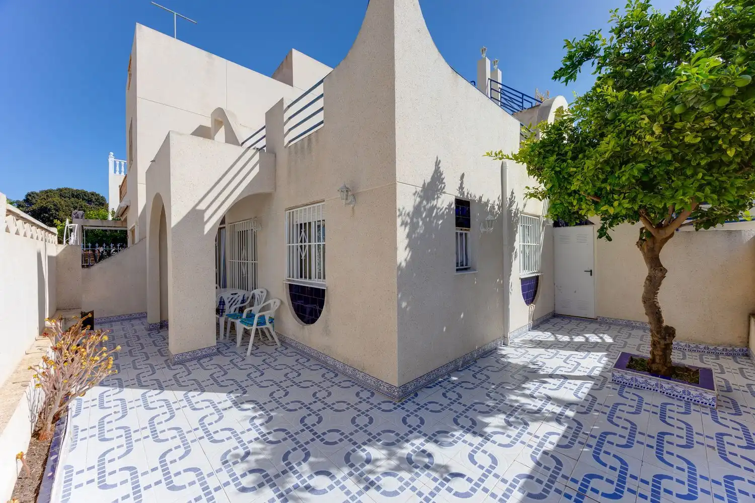 Vista exterior de Casa adosada en venda en Torrevieja amb Terrassa, Moblat i Piscina comunitària