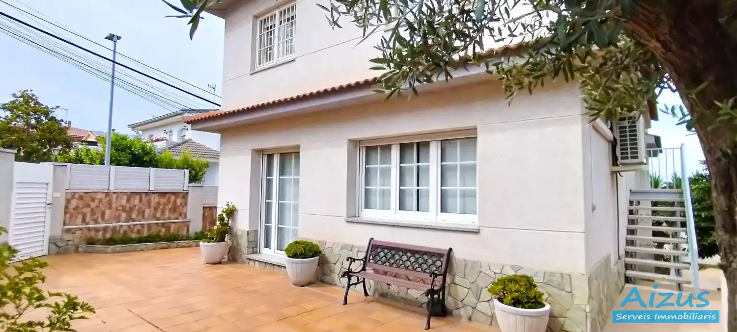 Vista exterior de Casa o xalet en venda en Cerdanyola del Vallès amb Aire condicionat, Calefacció i Jardí privat