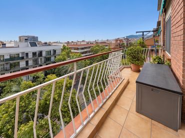 Penthouse with balcony for sale in Nou Barris