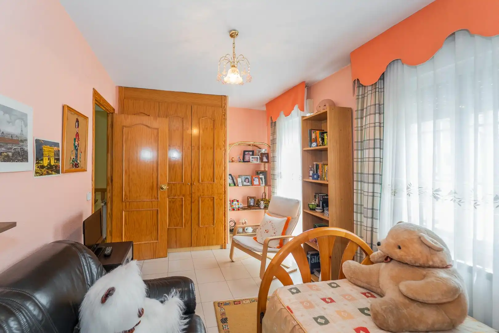 Schlafzimmer von Einfamilien-Reihenhaus zum Verkauf in Parla mit Klimaanlage, Heizung und Privatgarten