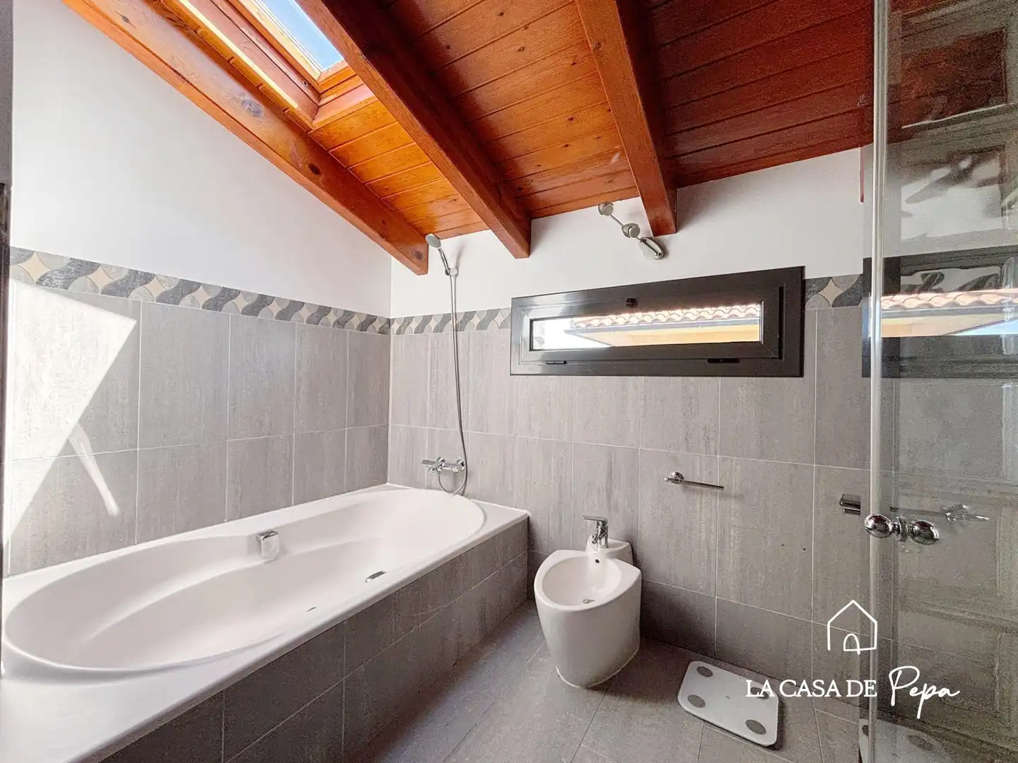 Badezimmer von Haus oder Chalet zum Verkauf in Begues mit Heizung und Schwimmbad