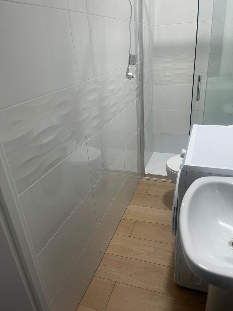 Bany de Apartament de lloguer en  Granada Capital amb Moblat, Forn i Rentadora