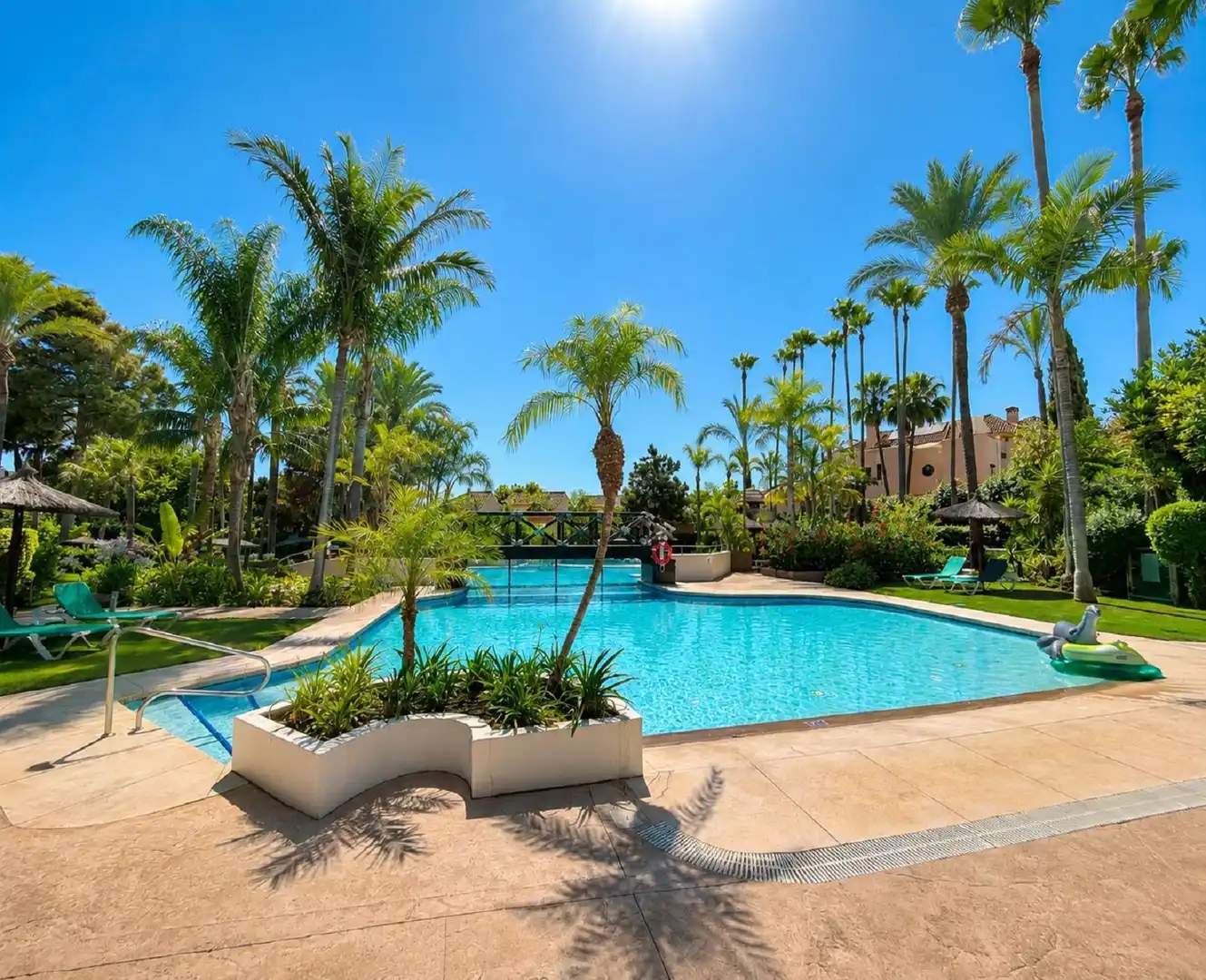 Piscina de Apartament en venda en Marbella amb Aire condicionat, Jardí privat i Terrassa