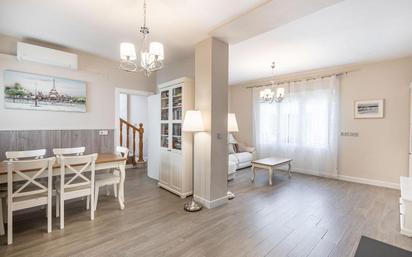 Sala d'estar de Casa adosada en venda en Las Gabias amb Aire condicionat, Terrassa i Balcó