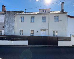 Vista exterior de Casa adosada en venda en Ortigueira amb Calefacció, Parquet i Terrassa