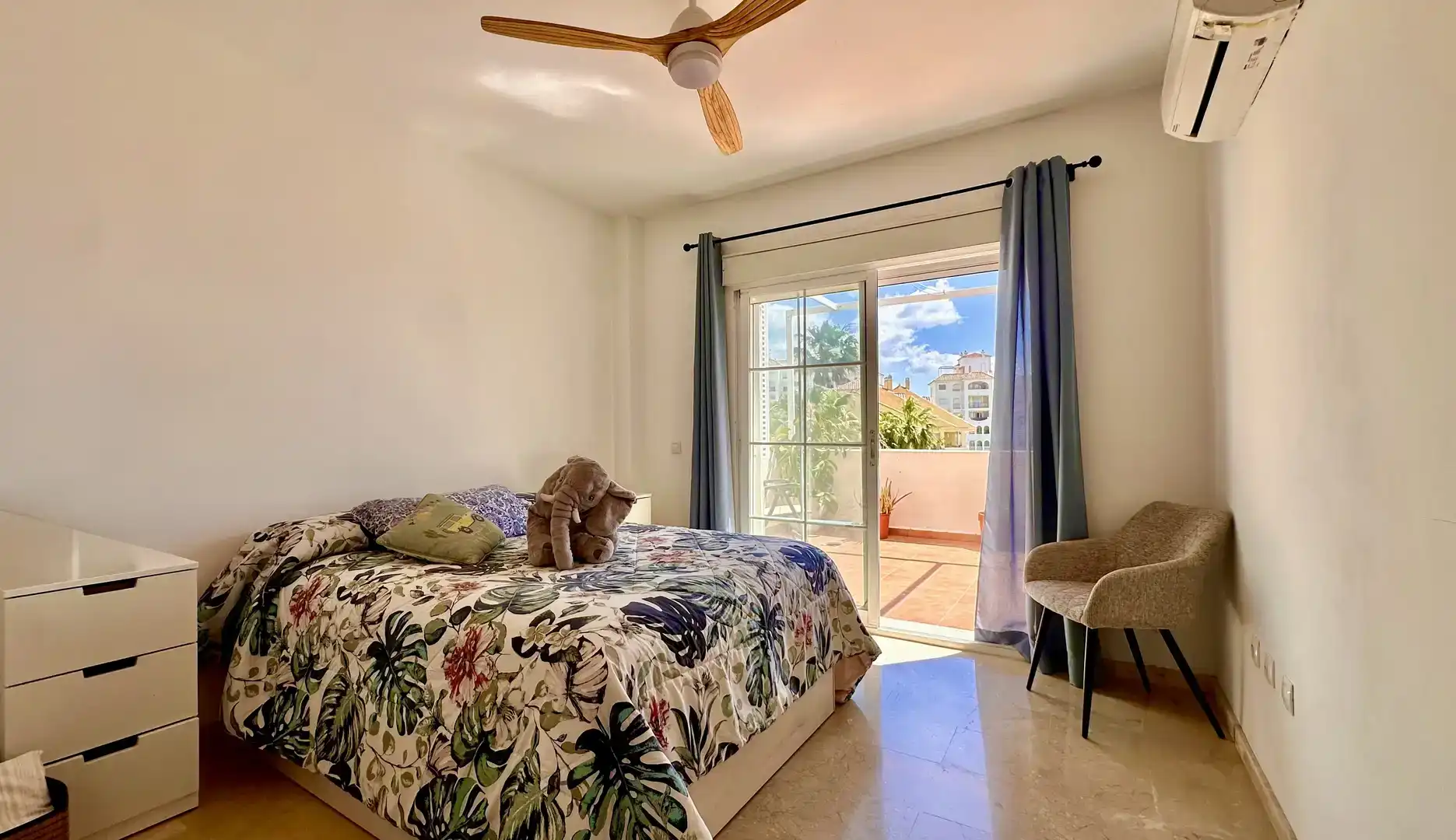 Bedroom of Flat for sale in Estepona  with Air Conditioner and Swimming Pool
