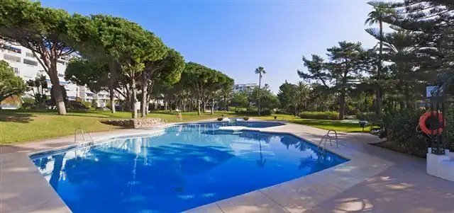 Piscina de Pis de lloguer en Marbella amb Aire condicionat, Terrassa i Moblat