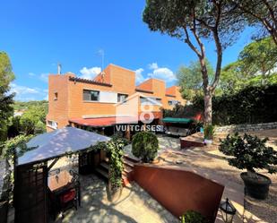 Vista exterior de Casa adosada en venda en Arenys de Mar amb Aire condicionat, Terrassa i Balcó