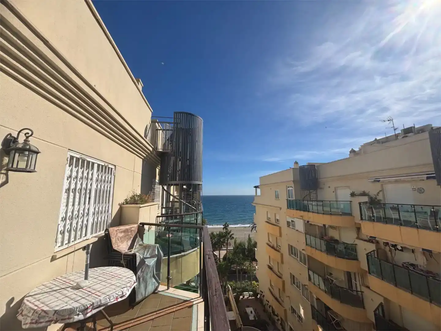 Außenansicht von Dachboden zur Miete in Estepona mit Klimaanlage und Balkon