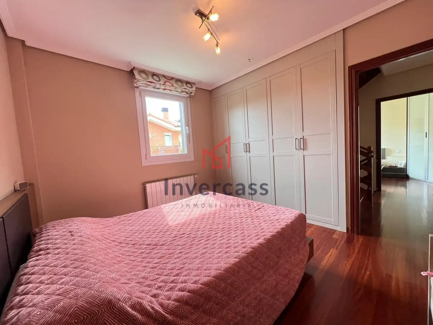 Habitación de Casa adosada en venta en Castro-Urdiales con Calefacción, Jardín privado y Terraza