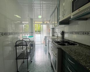 Cuina de Pis de lloguer en L'Hospitalet de Llobregat amb Calefacció, Terrassa i Moblat