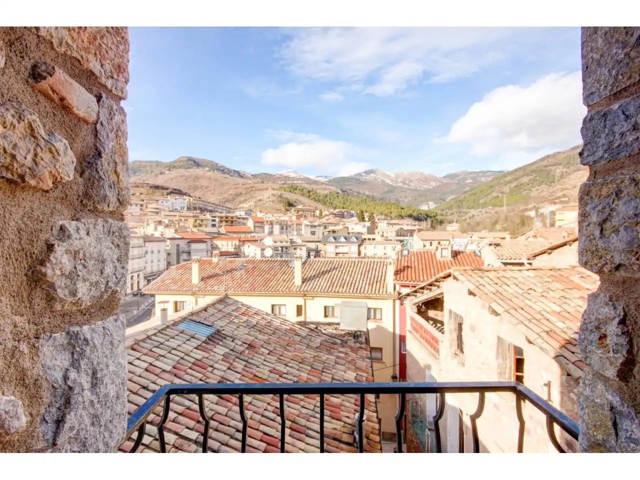 Vista exterior de Finca rústica en venda en La Pobla de Lillet amb Calefacció